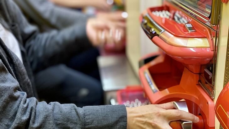 職場トラブルが多いって本当？パチンコ店員が退職代行を使って即日退職したい理由とは